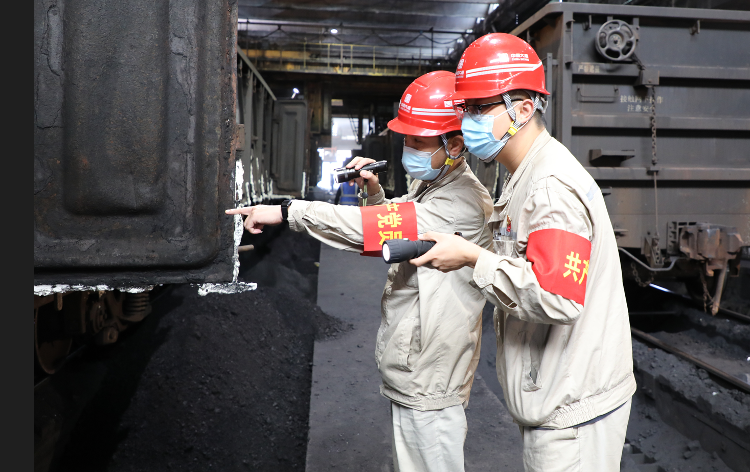 黨員沖鋒在前，攻堅克難。李鑫攝.png