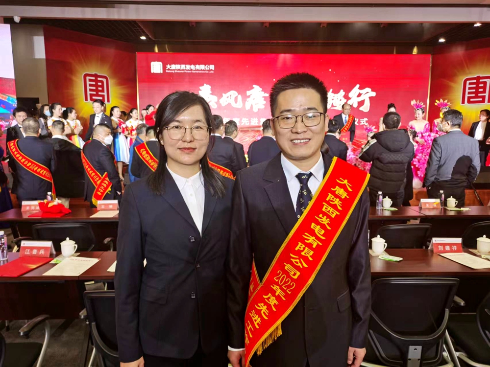 4.韓城第二發(fā)電公司楚樂(lè)、李玉珍夫婦在獲獎(jiǎng)現(xiàn)場(chǎng)（曹軍科攝）.jpg