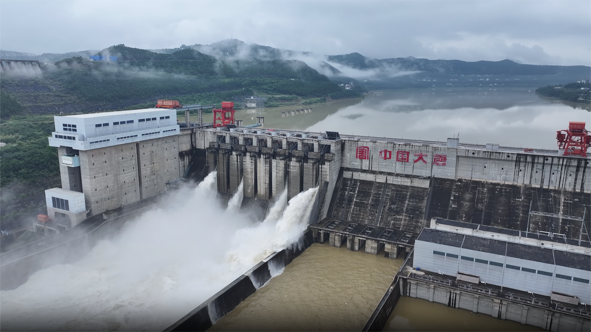 2024年7月，大唐亭子口水利樞紐泄洪場景。袁玉嬌攝 (2).png